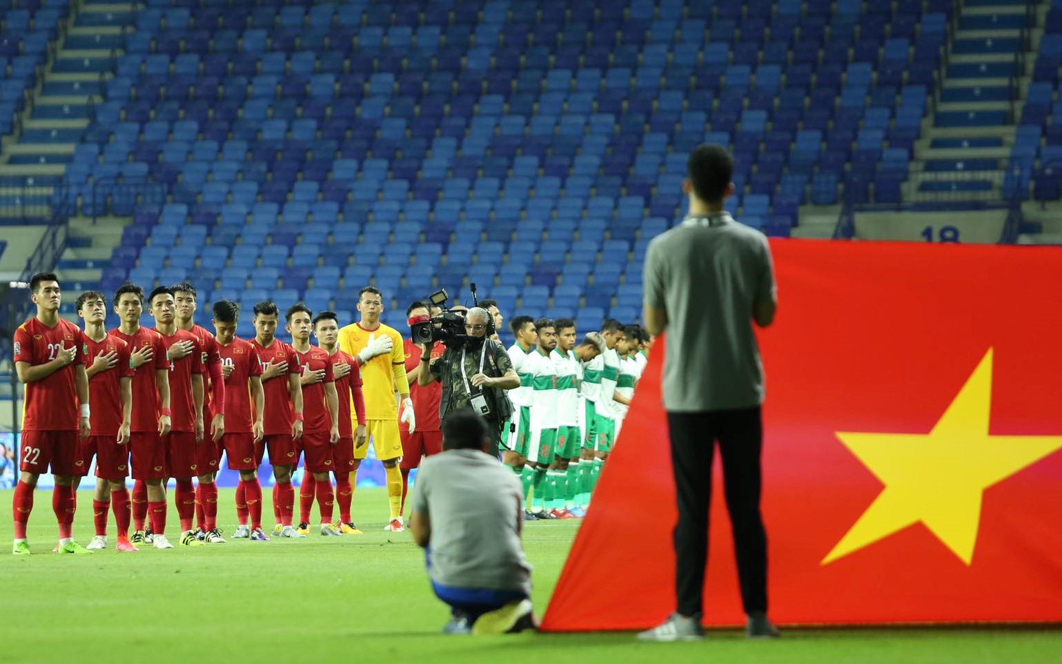 Xúc động hình ảnh tuyển Việt Nam đặt tay lên ngực trái, thực hiện lễ chào cờ đặc biệt ở trận gặp Indonesia