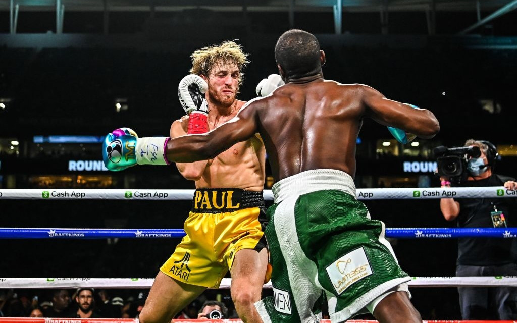 Chùm ảnh: Logan Paul trụ vững sau 8 hiệp trong trận đấu biểu diễn cùng Floyd Mayweather