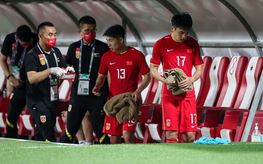 Cầu thủ Trung Quốc bị tố &quot;chơi chiêu&quot; khiến Philippines xao nhãng tại vòng loại World Cup 2022