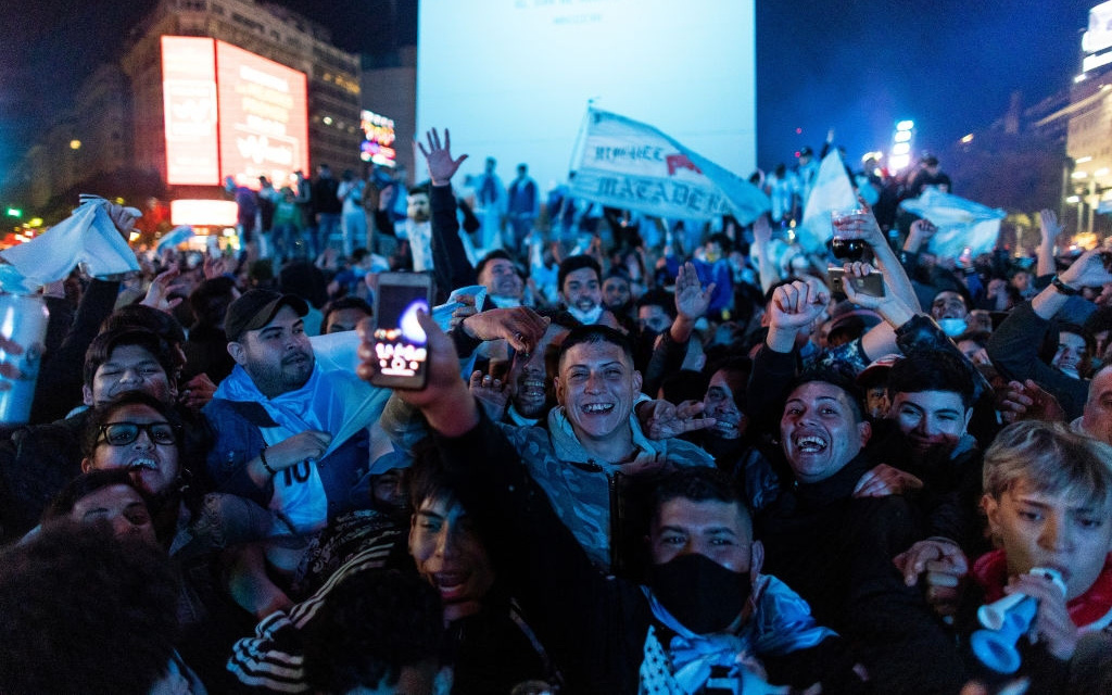 Biển người Argentina đổ ra đường mừng chiến tích lịch sử của Messi và đồng đội