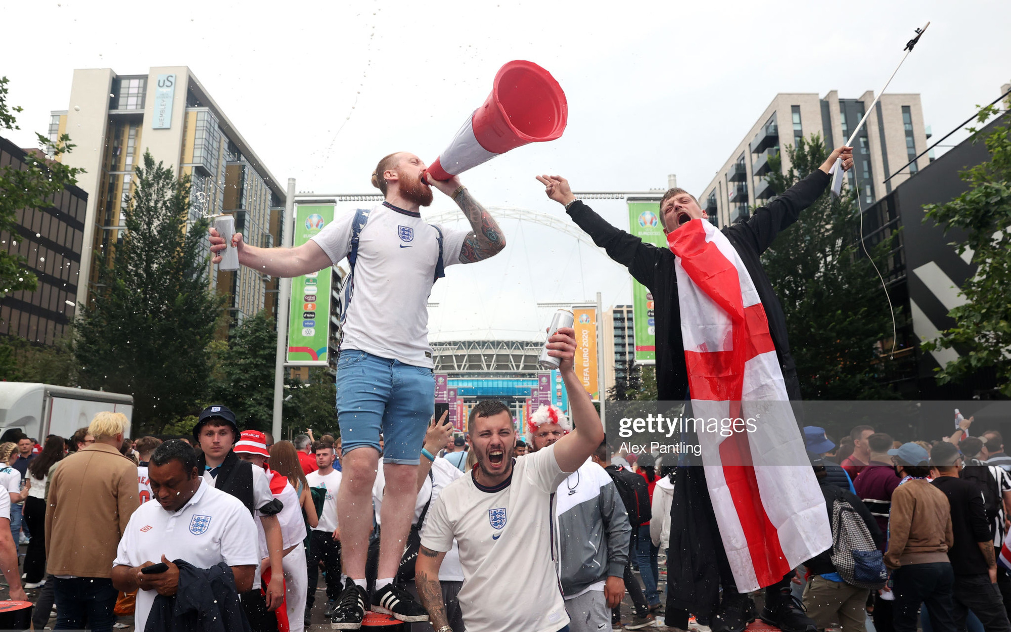 Fan cuồng tuyển Anh đánh lộn ở sân Wembley, thách thức cảnh sát trước trận chung kết Euro 2020