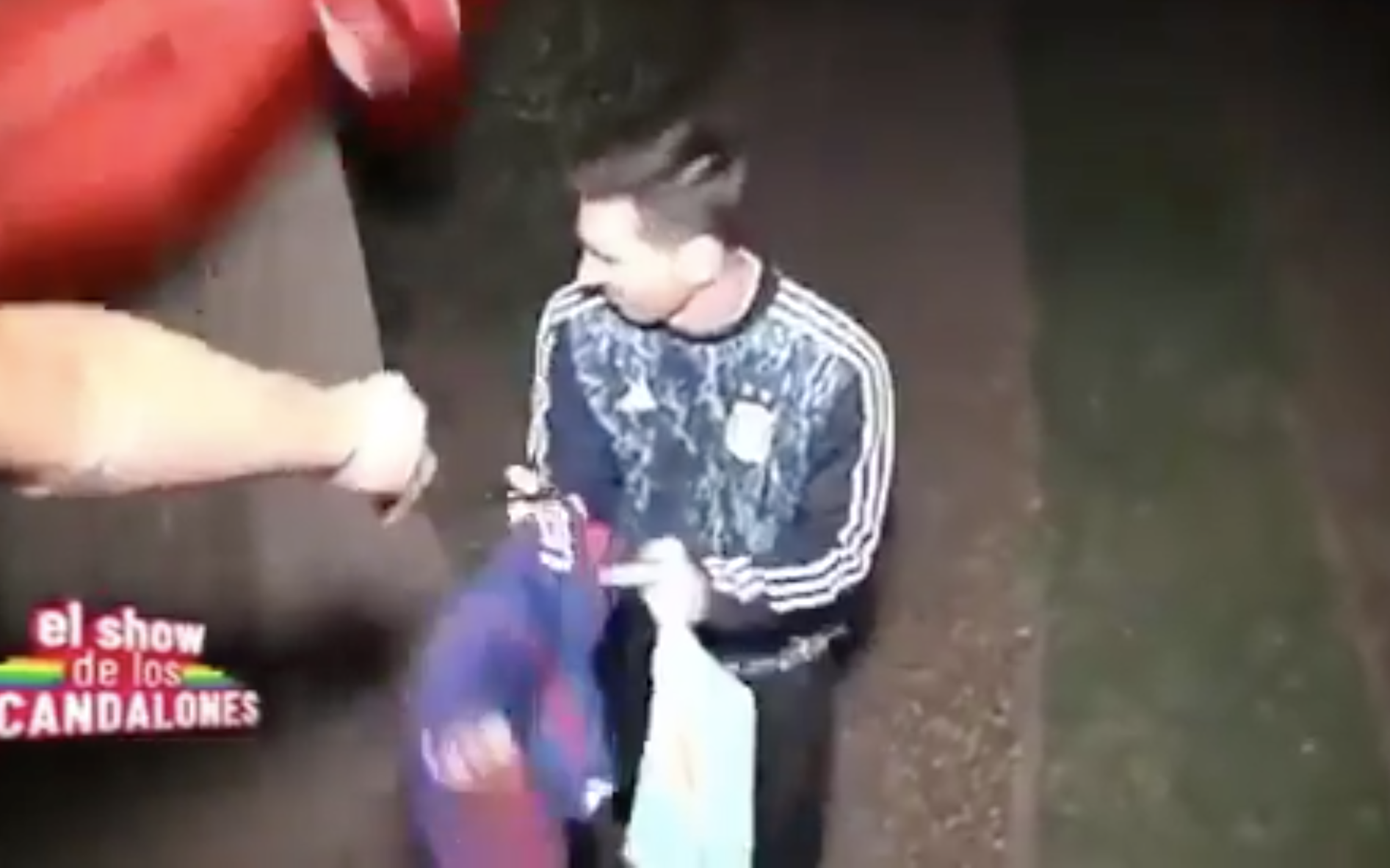 Fan trèo tường rào nhà Messi để xin bằng được chữ ký ngay trong đêm 