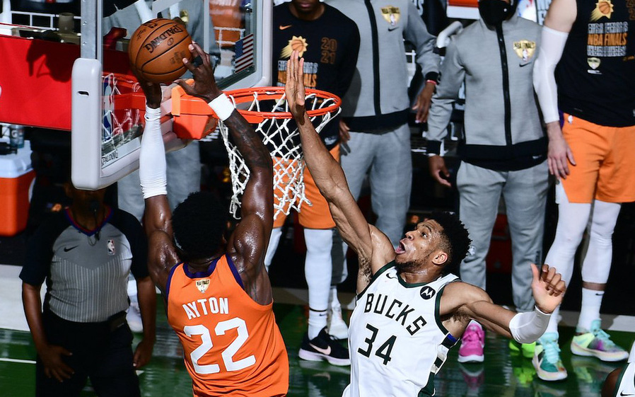 Cộng đồng mạng "phát sốt" trước tình huống block đẳng cấp của Giannis Antetokounmpo