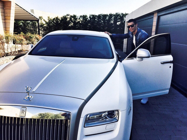 Ronaldo gây sốt MXH với bức ảnh lịch lãm bên cạnh siêu xe Rolls-Royce Ghost - Ảnh 2.