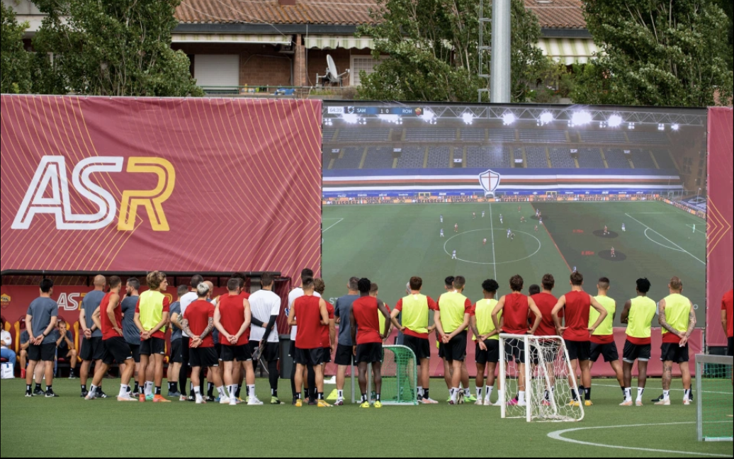 Jose Mourinho sử dụng màn hình siêu lớn cùng máy bay không người lái trong buổi tập mới nhất của AS Roma