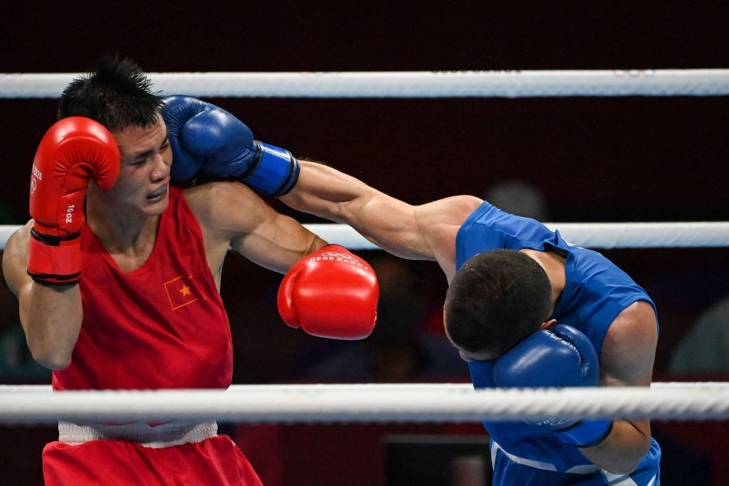 Tin cực vui tại Olympic: Võ sĩ boxing Nguyễn Văn Đương đấm ngã đối thủ, xuất sắc tiến vào vòng 1/8 - Ảnh 1.