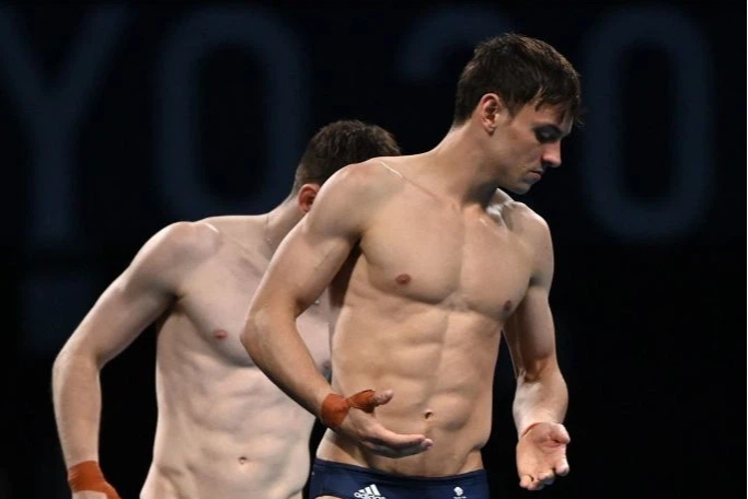Hai VĐV của Vương quốc Anh giành HCV Olympic môn nhảy cầu sau chiến thắng nghẹt thở trước bộ đôi đến từ Trung Quốc - Ảnh 1.