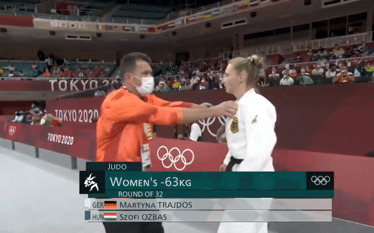HLV Judo sử dụng cách đặc biệt để khích lệ tinh thần học trò trước giờ xung trận