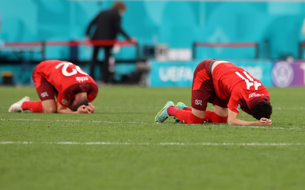 Cầu thủ Thụy Sĩ suy sụp, bật khóc nức nở sau thất bại đáng tiếc trước Tây Ban Nha