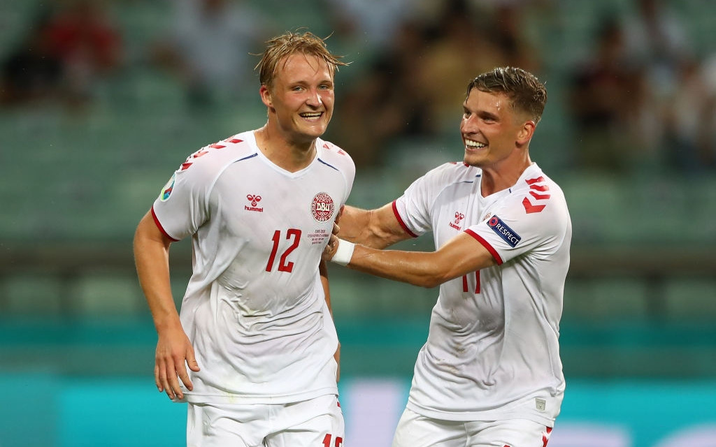 Video: Maehle vẩy má kiến tạo cực đỉnh, Dolberg dứt điểm cận thành nâng tỷ số lên 2-0 cho Đan Mạch