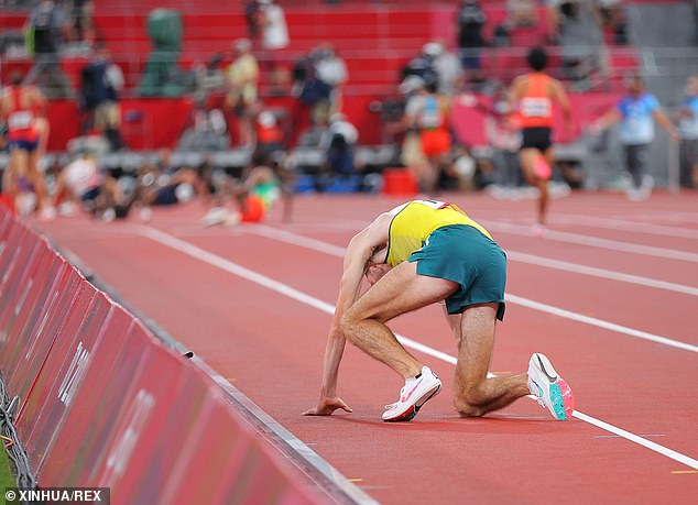 Xúc động khoảnh khắc VĐV đổ gục vì kiệt sức vẫn cố gắng hoàn tất phần thi tại Olympic Tokyo - Ảnh 3.