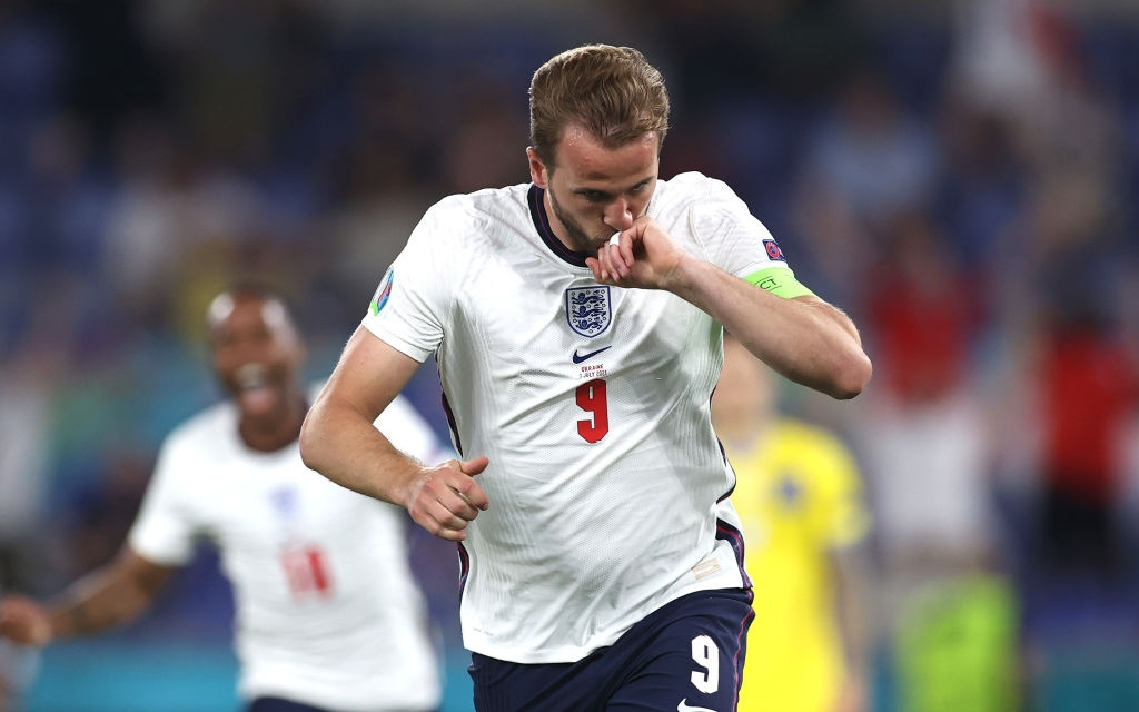 Video: Shaw tạt bóng đẹp như mơ, siêu tiền đạo Harry Kane băng vào đánh đầu nâng tỷ số lên 3-0 cho tuyển Anh