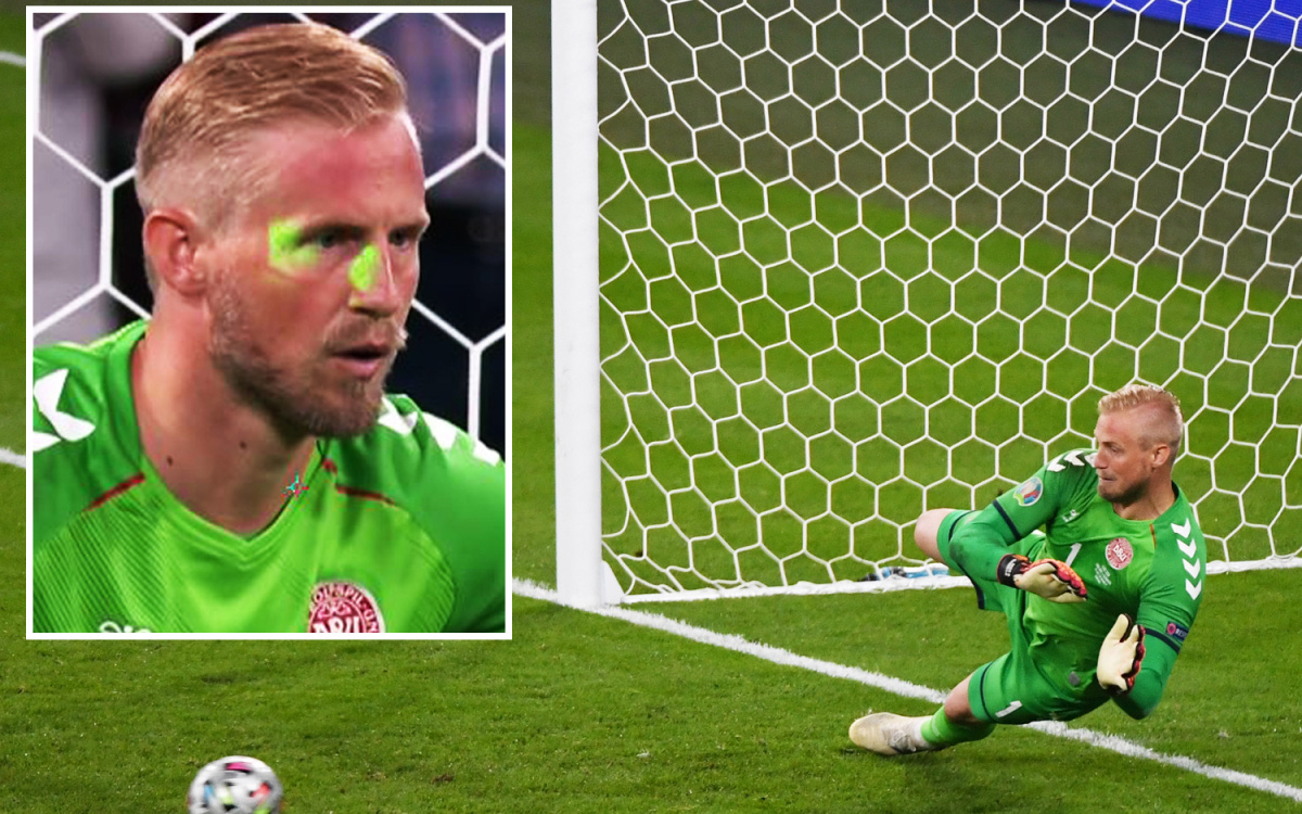 Thủ thành Kasper Schmeichel bị chiếu đèn laser vào mặt trước lúc bắt quả phạt đền quyết định