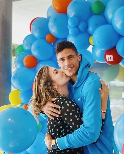 Vợ Varane: Cô nàng luật sư sở hữu nhan sắc &quot;vạn người mê&quot; - Ảnh 3.