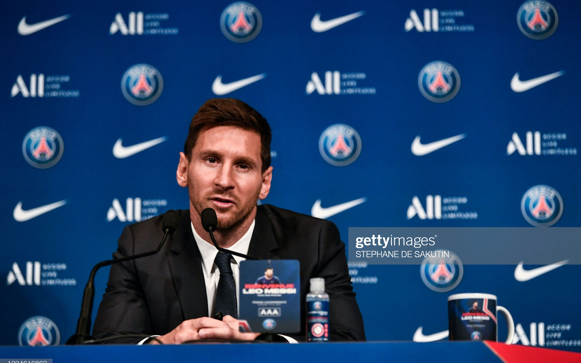 Messi họp báo ra mắt Paris Saint-Germain: &quot;Tôi đến đây để giành mọi danh hiệu&quot;