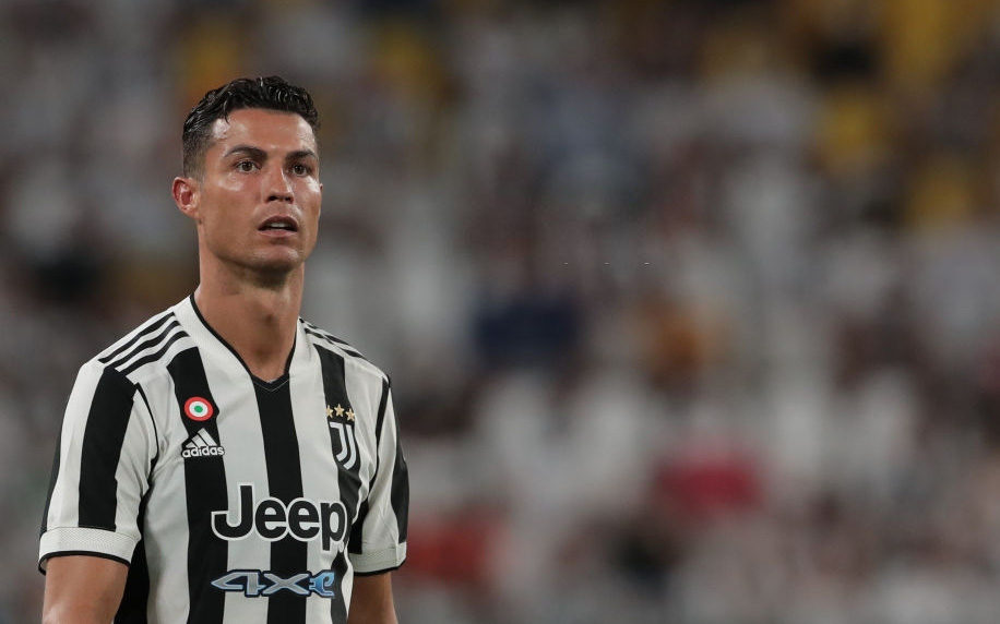 Ronaldo bất ngờ bị chỉ trích vì vào phòng thay đồ trong lúc đội nhà đang thi đấu