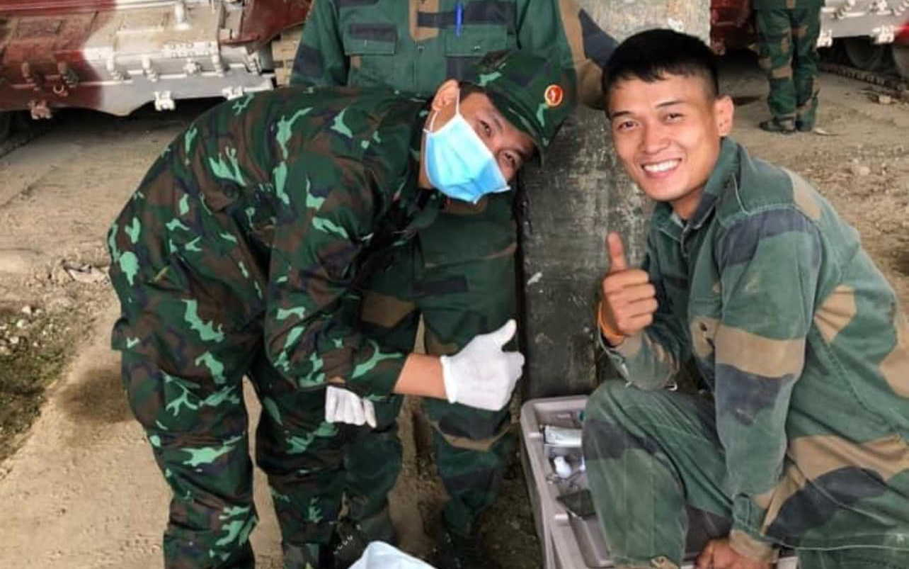 Thành viên Đội tuyển Xe tăng Việt Nam sơ cứu cho chiến sĩ Lào trên thao trường Army Games 2021