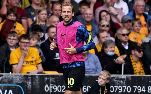 Fan Wolves chế giễu Harry Kane từ xe bus lên tới khán đài