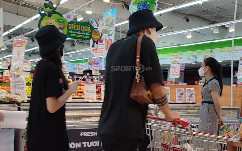 Văn Hậu đeo túi xách giúp bạn gái ở siêu thị