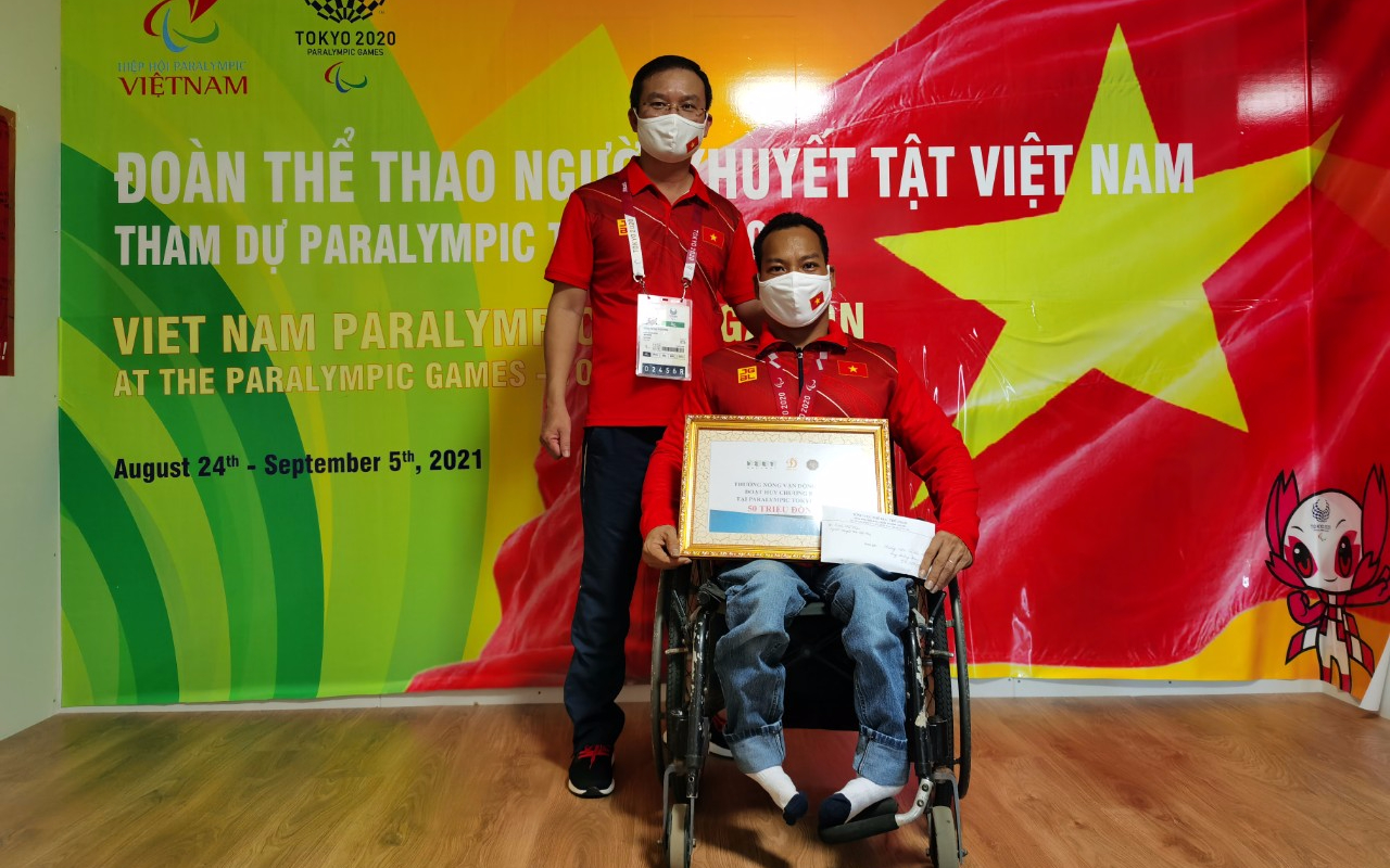 Lực sĩ Lê Văn Công nhận thưởng nóng sau HCB Paralympic 2020 và gửi lời cảm ơn đến ân nhân