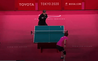 VĐV Paralympic khiến các fan trầm trồ bằng khả năng chơi bóng bàn bằng miệng