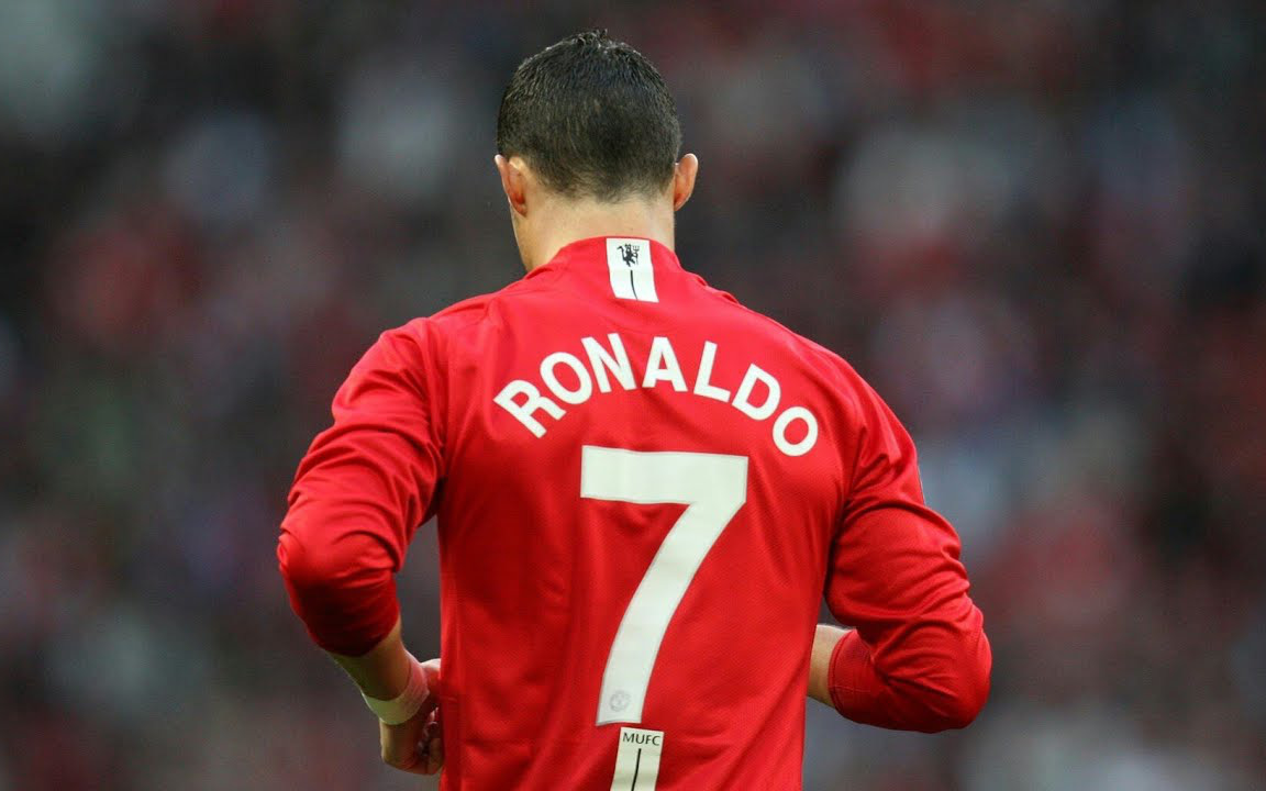 Vì sao đồng đội không thể nhường áo số 7 cho Ronaldo ở MU?