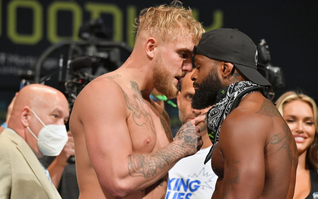 Jake Paul thất bại khi dùng chiêu &quot;cướp chiếc mũ&quot; tại buổi cân trọng lượng với Tyron Woodley