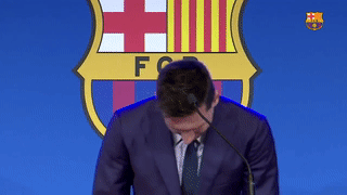 Messi khóc nức nở ngay khi bước vào buổi họp báo chia tay Barcelona - Ảnh 3.