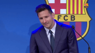 Messi khóc nức nở ngay khi bước vào buổi họp báo chia tay Barcelona - Ảnh 4.