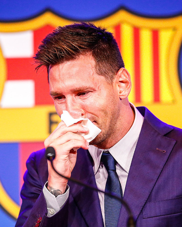 Messi khóc nức nở ngay khi bước vào buổi họp báo chia tay Barcelona