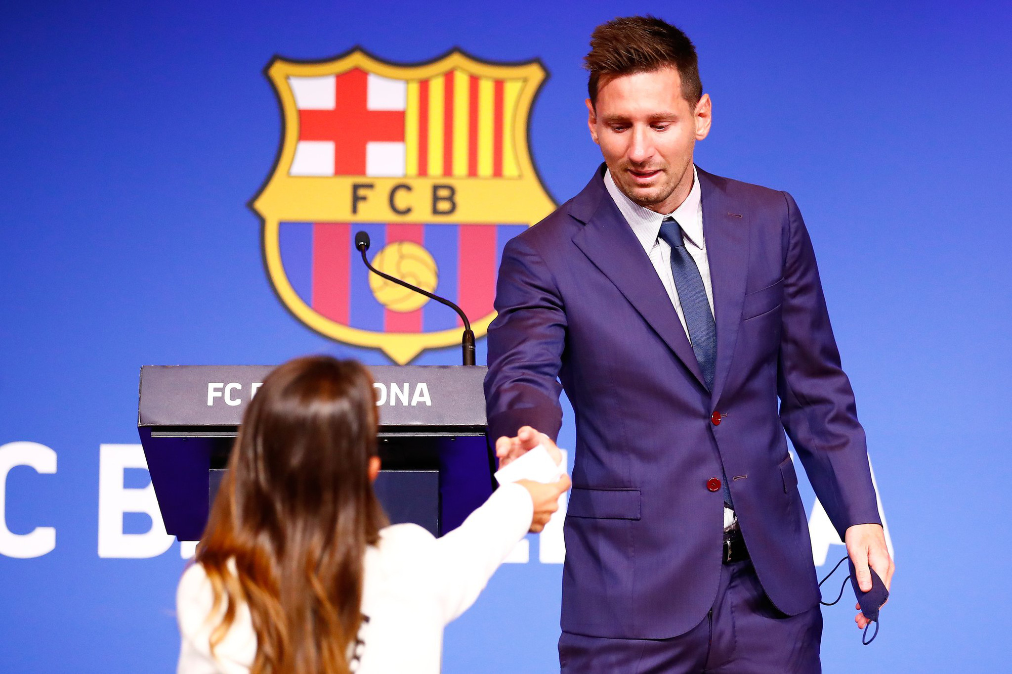 Messi khóc nức nở ngay khi bước vào buổi họp báo chia tay Barcelona - Ảnh 6.