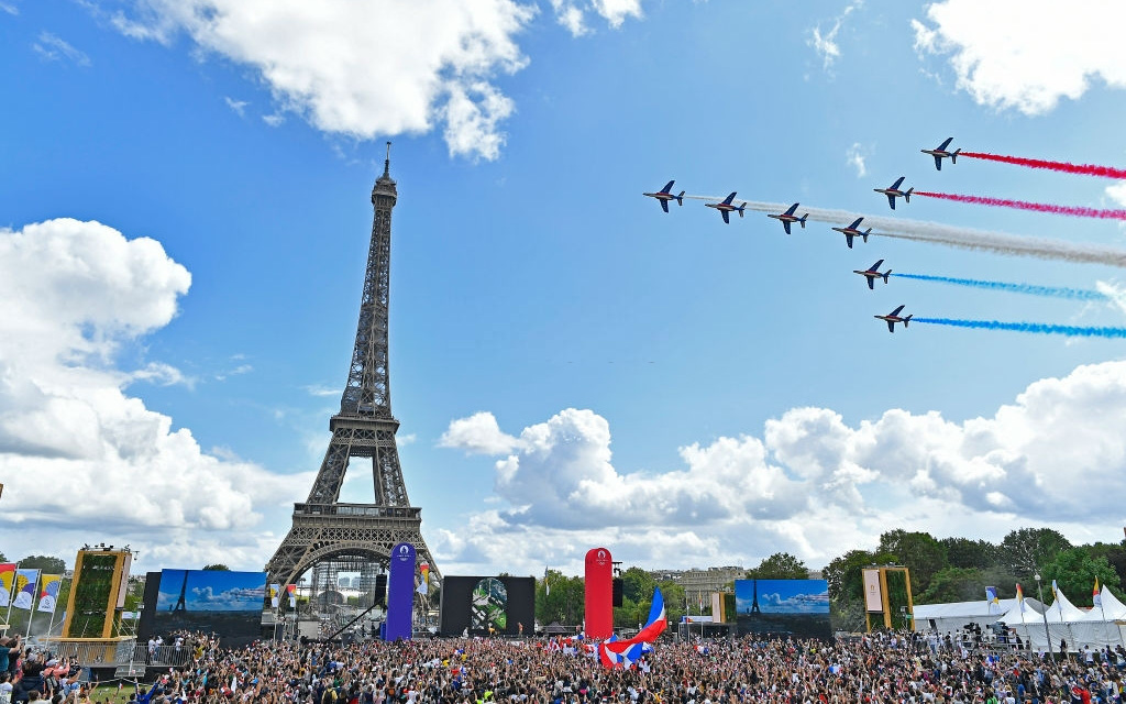 Ảnh: Pháp đón đăng cai Olympic 2024 hoành tráng trước Tháp Eiffel