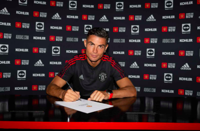 Ronaldo lần đầu tiên mặc áo MU và sải bước trên sân Old Trafford sau 12 năm - Ảnh 5.