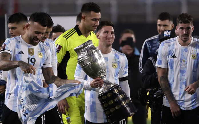 Messi nhòa lệ khi được ăn mừng vô địch Copa America với CĐV Argentina