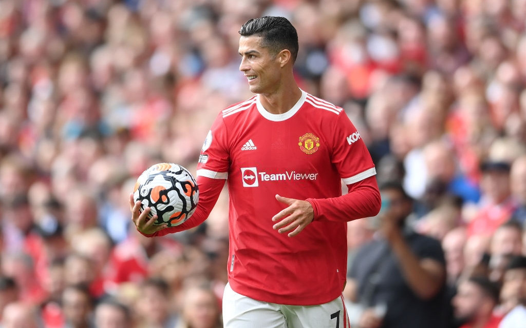 Ronaldo &quot;tấu hài&quot; ngay trong ngày ra mắt cổ động viên MU