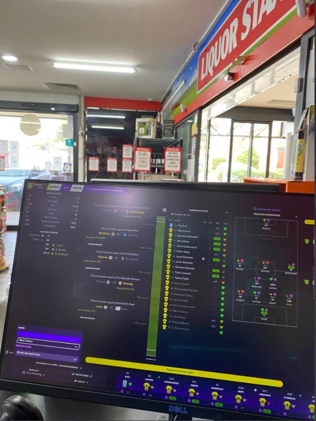 Mải chơi Football Manager trong giờ làm, người đàn ông nhận cái kết đắng - Ảnh 1.