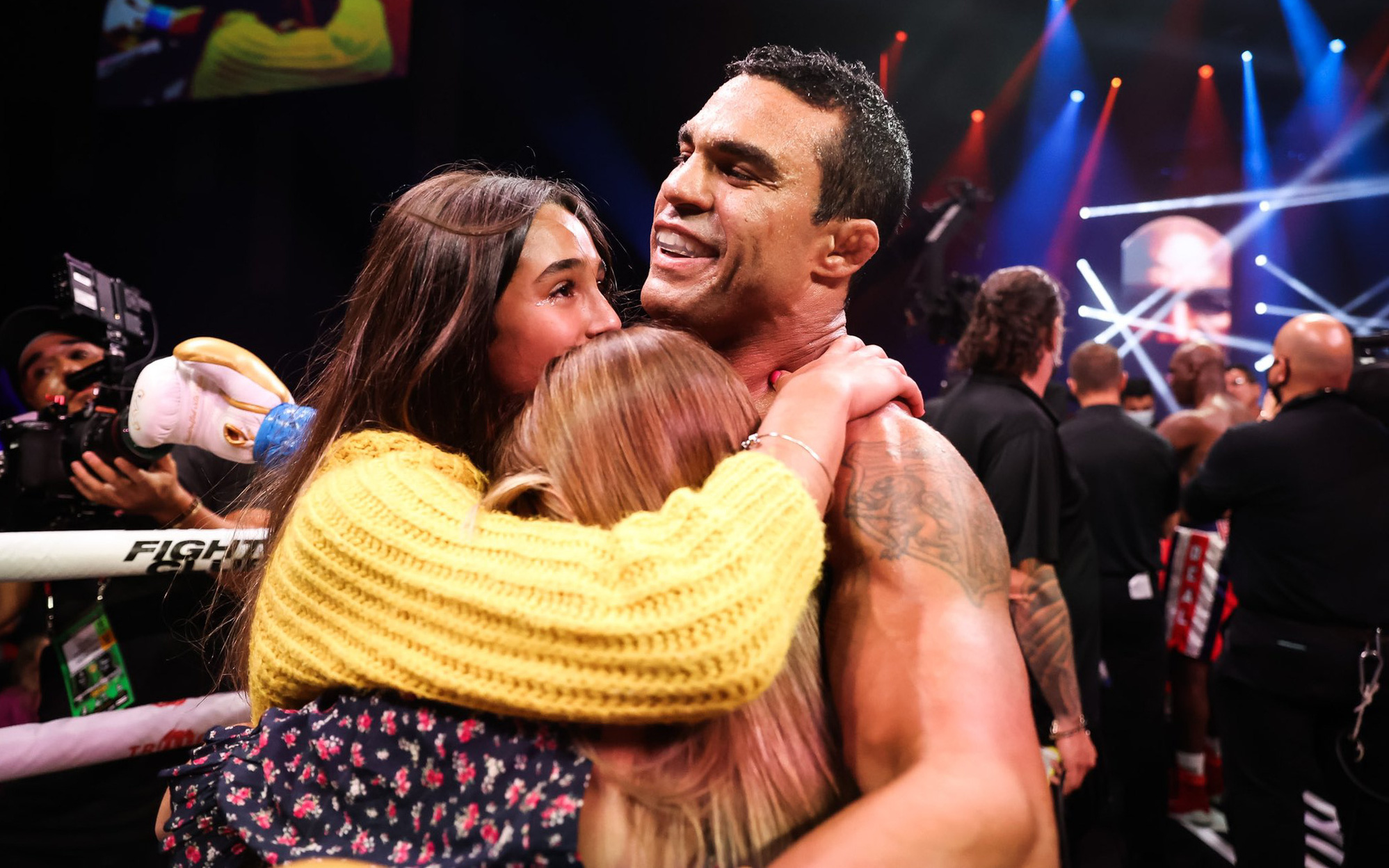 Huyền thoại Evander Holyfield bị Vitor Belfort hạ đo ván ngay hiệp đầu tiên