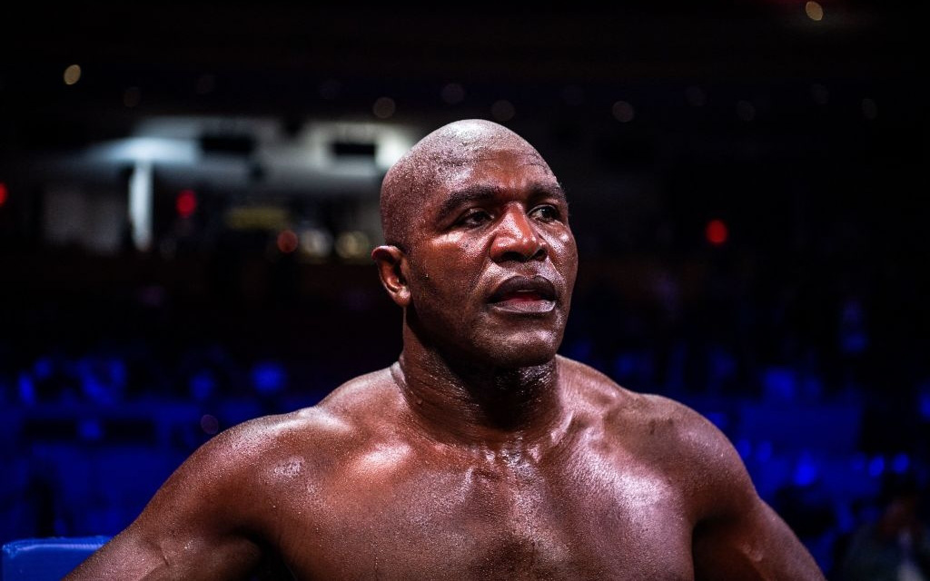 Evander Holyfield tuyên bố &quot;vẫn ổn&quot; sau thất bại trước Vitor Belfort, bất bình trước quyết định dừng của trọng tài
