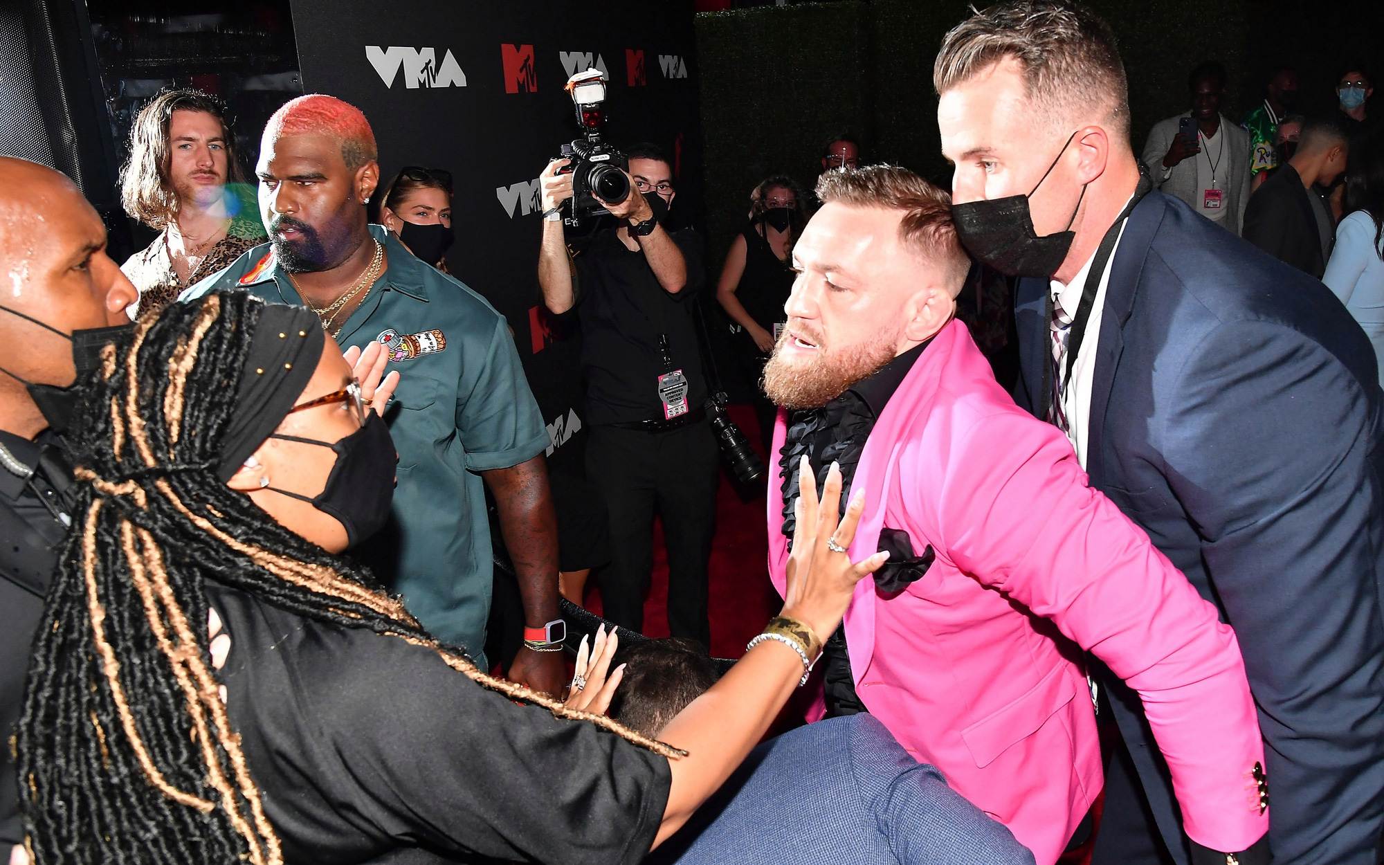 Conor McGregor xô xát với rapper Machine Gun Kelly sau khi bị từ chối chụp ảnh cùng