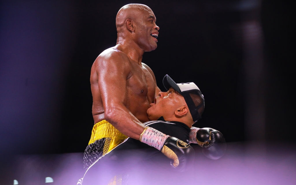 Thành công bất ngờ của Anderson Silva tại làng boxing làm câm lặng những hoài nghi