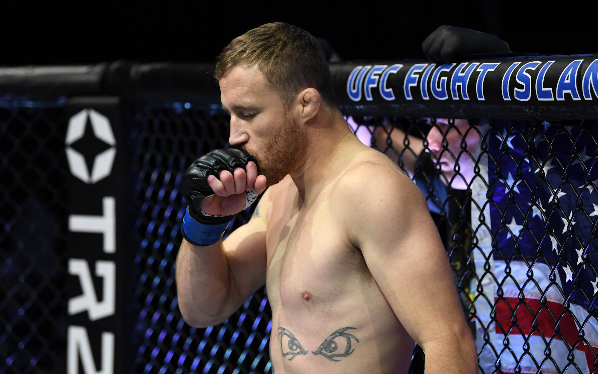 Hình ảnh khác của Justin Gaethje: Thích ngắm ong, mê làm vườn và từng mặc kệ khi bị tát trúng mặt