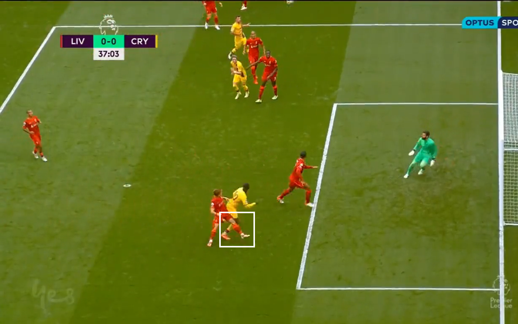 Liverpool thoát penalty trong tình huống gây tranh cãi