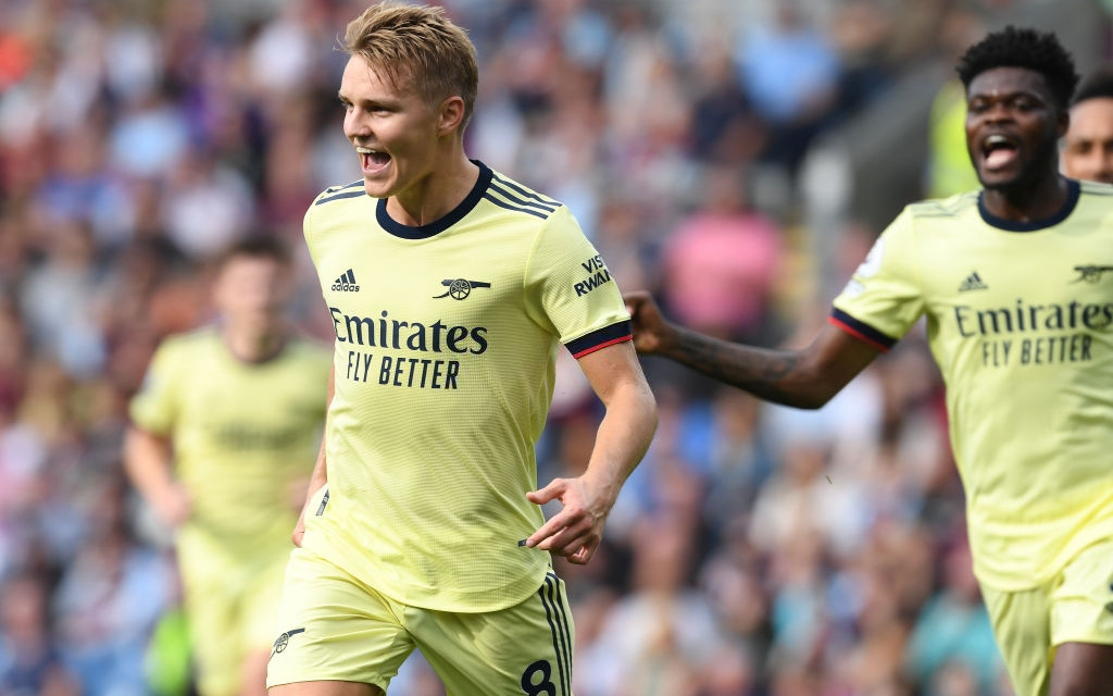 Odegaard sút phạt đẳng cấp, Arsenal nhọc nhằn đánh bại Burnley với tỷ số tối thiểu