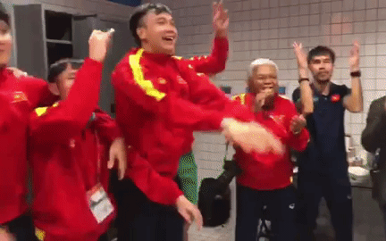 ĐT futsal Việt Nam nhảy múa ăn mừng cực sung trong phòng thay đồ sau khi giành vé vào vòng 16 đội World Cup 2021
