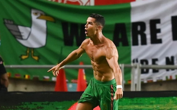 Ghi 2 bàn &quot;lật kèo&quot; trước Ireland, Ronaldo lập siêu kỷ lục của bóng đá thế giới