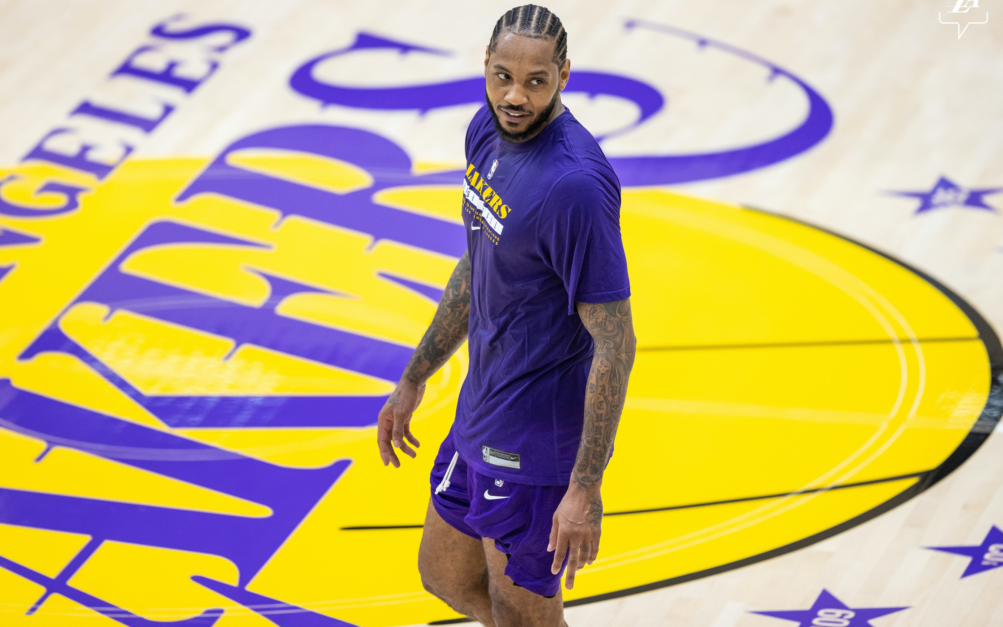 Mái tóc tết đặc trưng cùng dáng ném đậm chất Carmelo Anthony xuất hiện trong màu áo Lakers