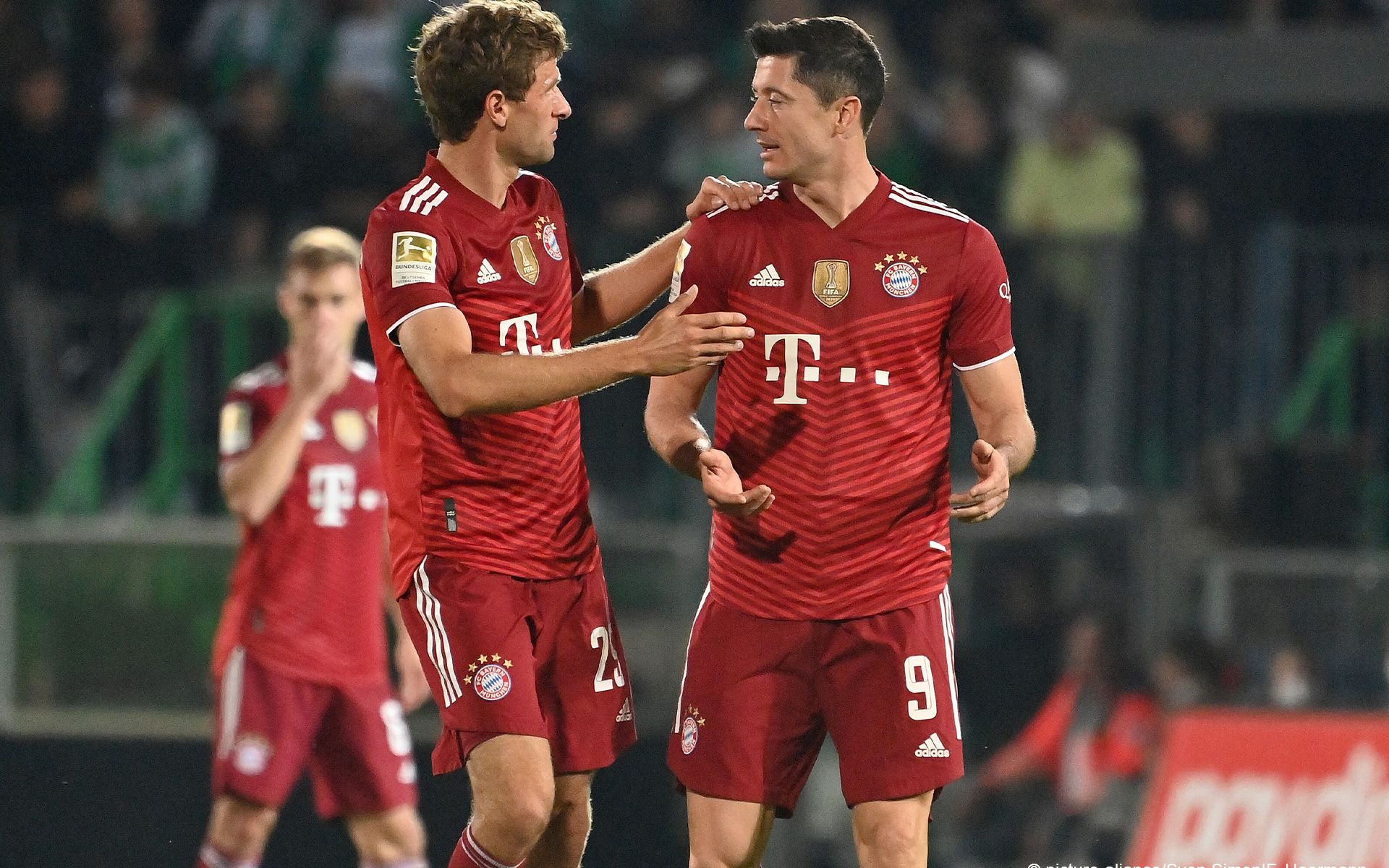 Bayern Munich độc chiếm ngôi đầu Bundesliga dù chơi thiếu người