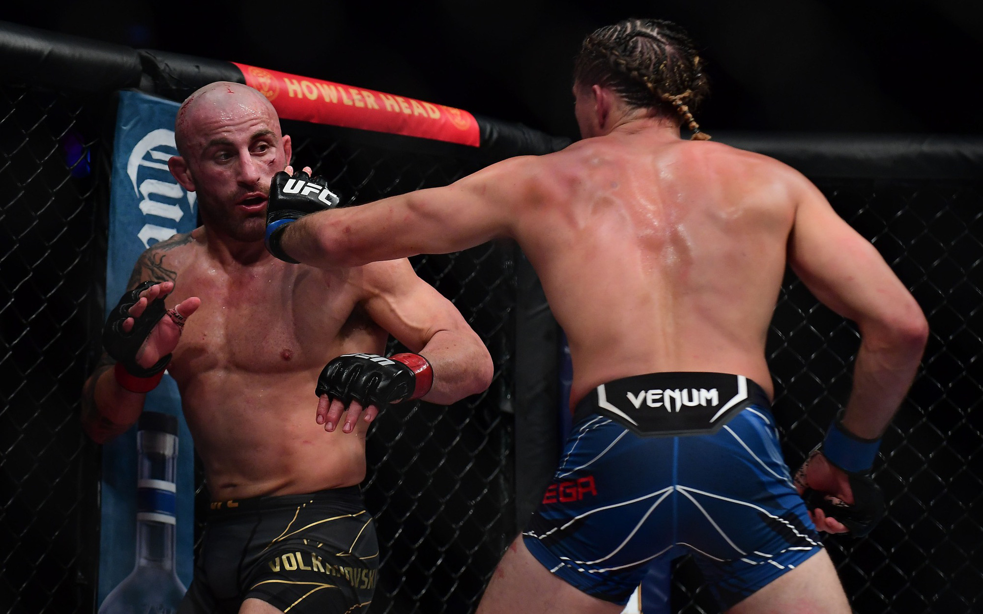 UFC 266: Alexander Volkanovski giữ đai sau trận đại chiến cùng Brian Ortega, đả nữ Valentina Shevchenko có màn trình diễn &quot;hủy diệt&quot;