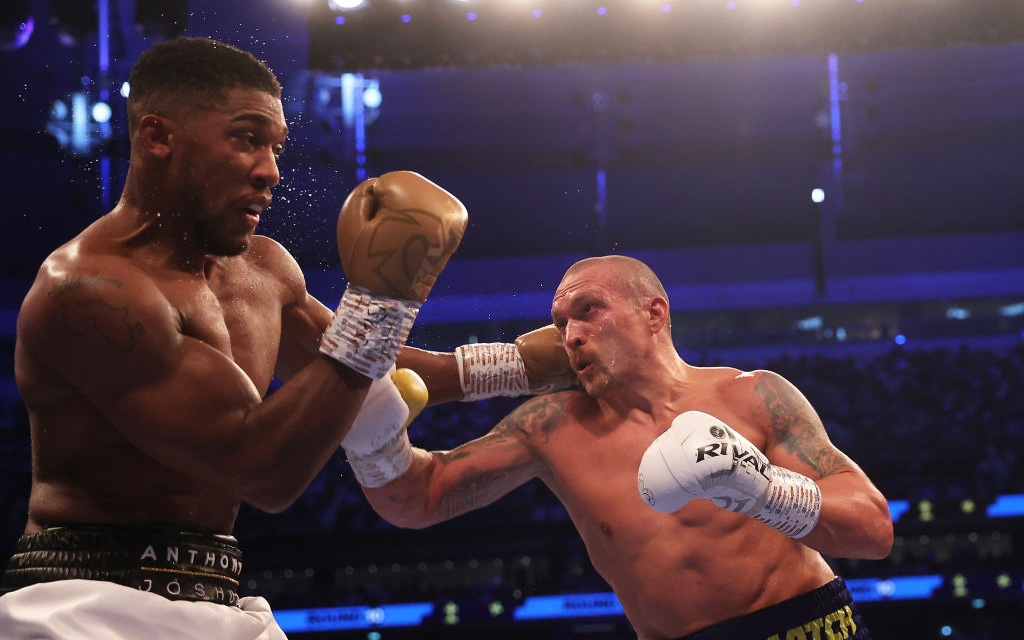 Trận đấu giữa Anthony Joshua vs Oleksandr Usyk kết thúc sớm 5 giây để cứu tay đấm chủ nhà?