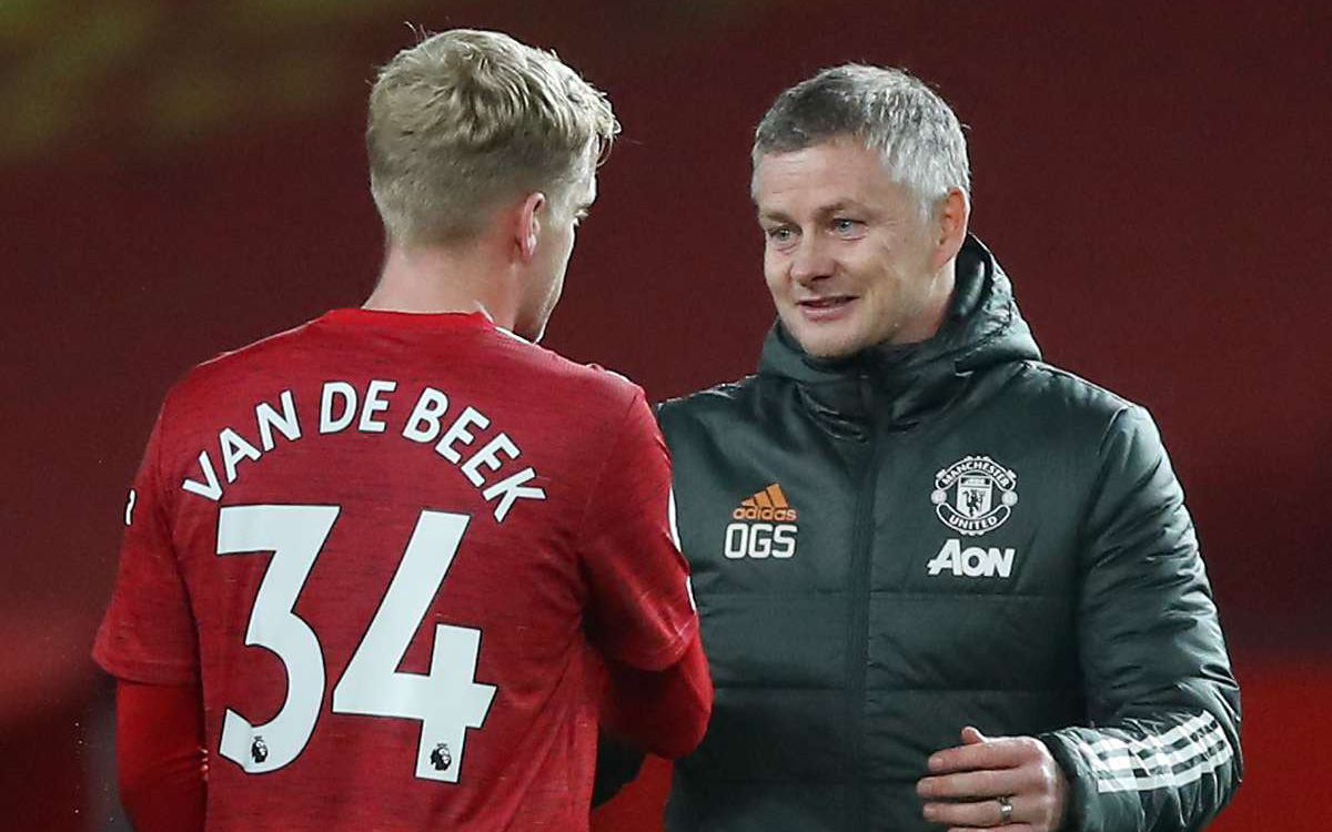 Van de Beek tỏ thái độ bất mãn, ném bã kẹo cao su về phía Solskjaer vì không được tung vào sân